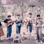 Tocando charango